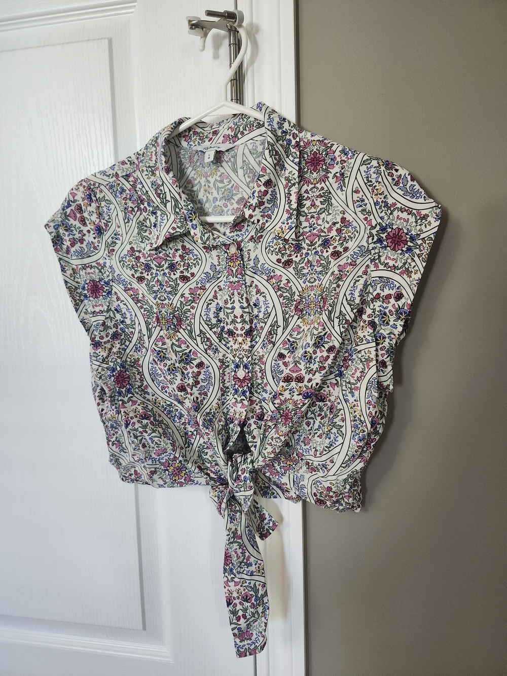 Reitmans White Button-Front Tie Crop Top with Pink & Blue Floral Print